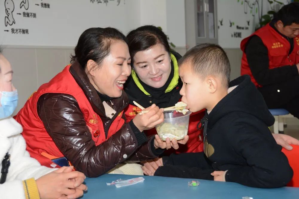 关于篮网队球员慈善活动为残障儿童带来快乐的信息
